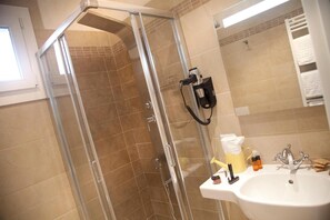Shower, free toiletries, hair dryer, bidet - Hotel Residence Maria Grazia (Rimini)