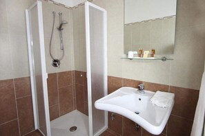 Apartment, 2 Bedrooms (5 Pax) | Bathroom | Shower, free toiletries, hair dryer, bidet - Hotel Residence Maria Grazia (Rimini)