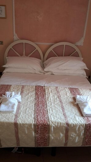 Escrivaninha, quartos à prova de som, Wi-Fi de cortesia, roupa de cama