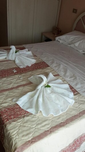 Desk, soundproofing, free WiFi, bed sheets - Hotel Residence Maria Grazia (Rimini)