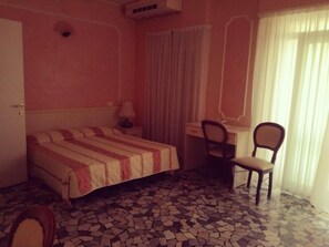 Escrivaninha, quartos à prova de som, Wi-Fi de cortesia, roupa de cama