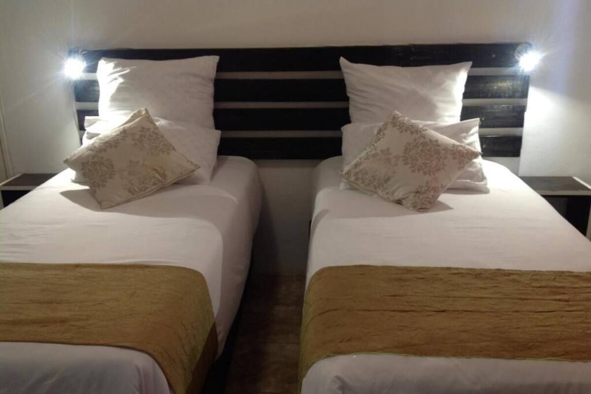 Twin Room | Desk, blackout curtains, free WiFi