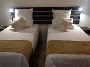 Twin Room | Desk, blackout curtains, free WiFi