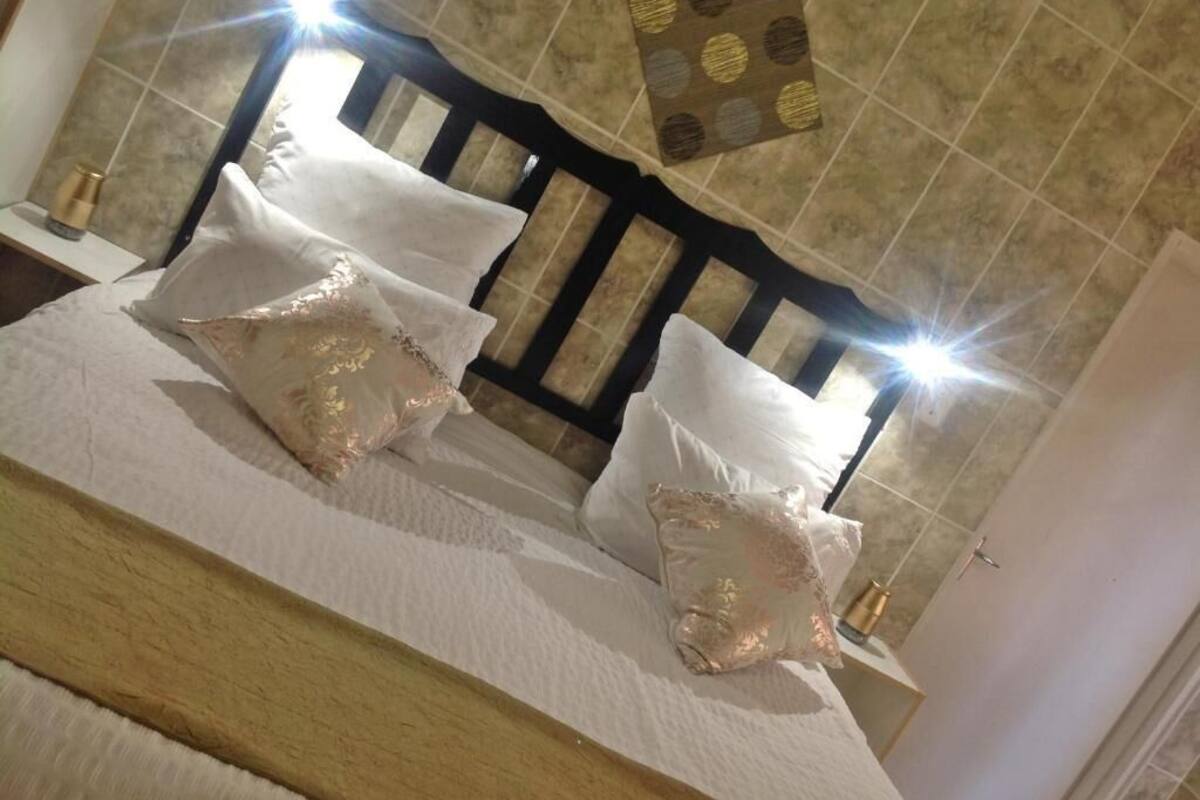 Room, 1 Queen Bed | Desk, blackout curtains, free WiFi