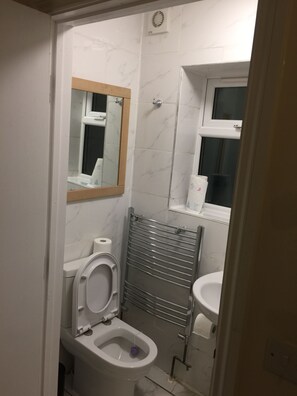 Douche, articles de toilette gratuits, sèche-cheveux
