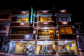 Fachada del alojamiento - Noche