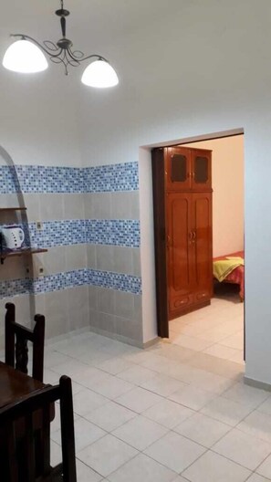 Apartamento standard, para não fumantes (Triple) | Área de estar | TV de tela plana