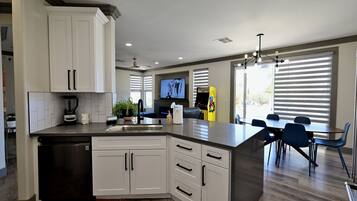 Refrigerador, microondas, horno, placa de cocina