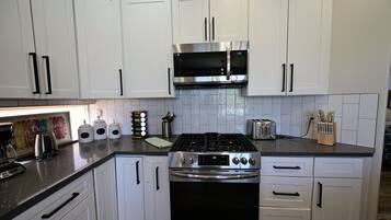 KĂŒhlschrank, Mikrowelle, Ofen, Herdplatte