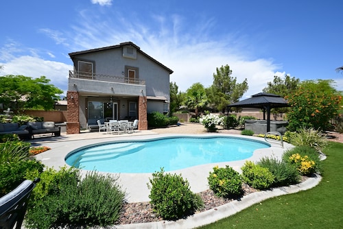 Resort-Stil mit großem Garten und privatem Pool!