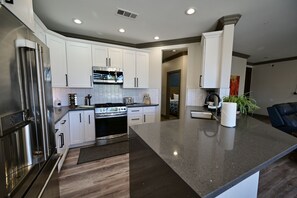 Kjøleskap, mikrobølgeovn, ovn og kokeplater