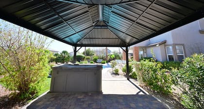 Resort tyyli kotiin valtava piha ja uima-allas!