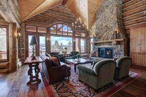 Tv, eldstad och kontor