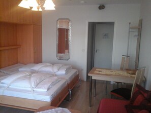 In-room safe, iron/ironing board, rollaway beds, free WiFi - Haus Hamburg (Bad Fuessing)