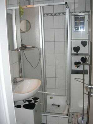 Free toiletries, hair dryer, towels, toilet paper - Haus Hamburg (Bad Fuessing)