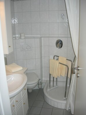 Apartment (35) | Bathroom | Free toiletries, hair dryer, towels, toilet paper - Haus Hamburg (Bad Fuessing)