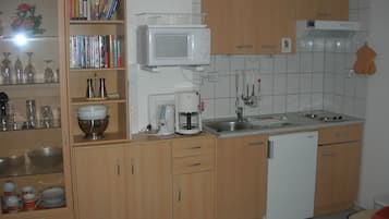 Fridge, stovetop, coffee/tea maker, electric kettle