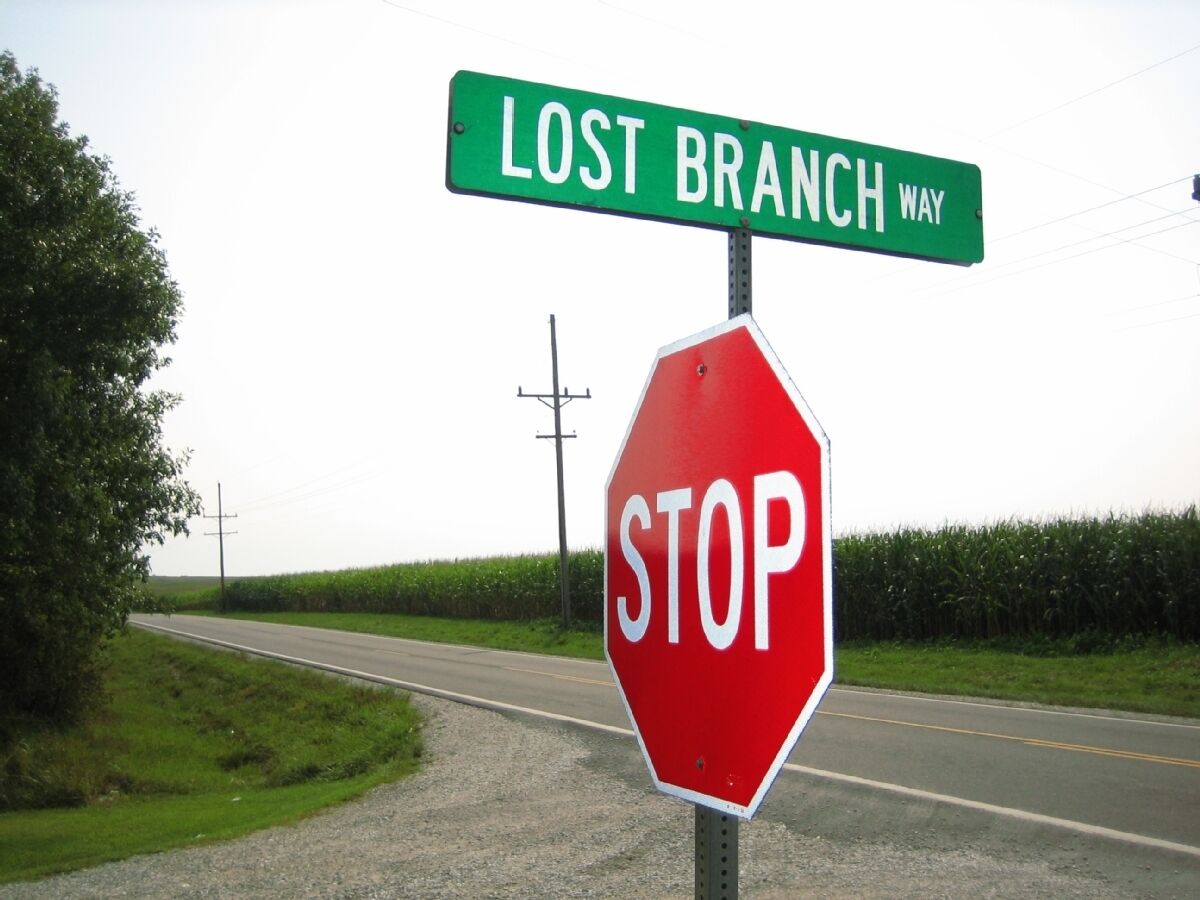 Placa de pare na interseção da Lost Branch Way.