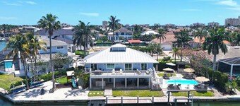 5 slaapkamers, 4 badkamers Luxe Waterfront Pool Home, 2 Masters, 5 minuten lopen naar het strand