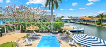  Luxury Waterfront Pool Home, Walk to Beach, Kayaks SUP's, Bikes, Pool/PPong Tbl