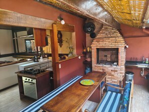 ثلاجة، فرن، موقد طهي مسطح، ماكينة لصنع القهوة/الشاي