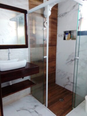 Regadera, toallas, papel de baño