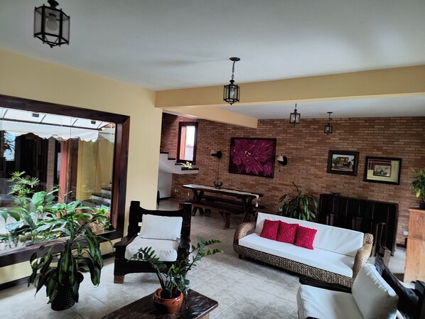 Smart TV, table football - Cozy house in Ubatuba, 1500m from the waterfront near the best beaches, pet friendly. (Ubatuba)