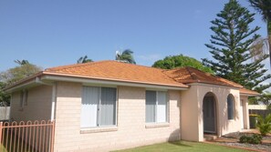 Exterior - 5-4 Waratah Lane - Prime Position in The Heart of Evans Head (EVANS HEAD)