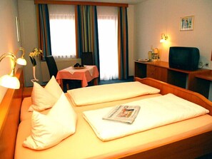 In-room safe, iron/ironing board, free WiFi, bed sheets - Hotel Garni Vogelsang (Bad Fuessing)