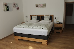 In-room safe, iron/ironing board, free WiFi, bed sheets - Hotel Garni Vogelsang (Bad Fuessing)