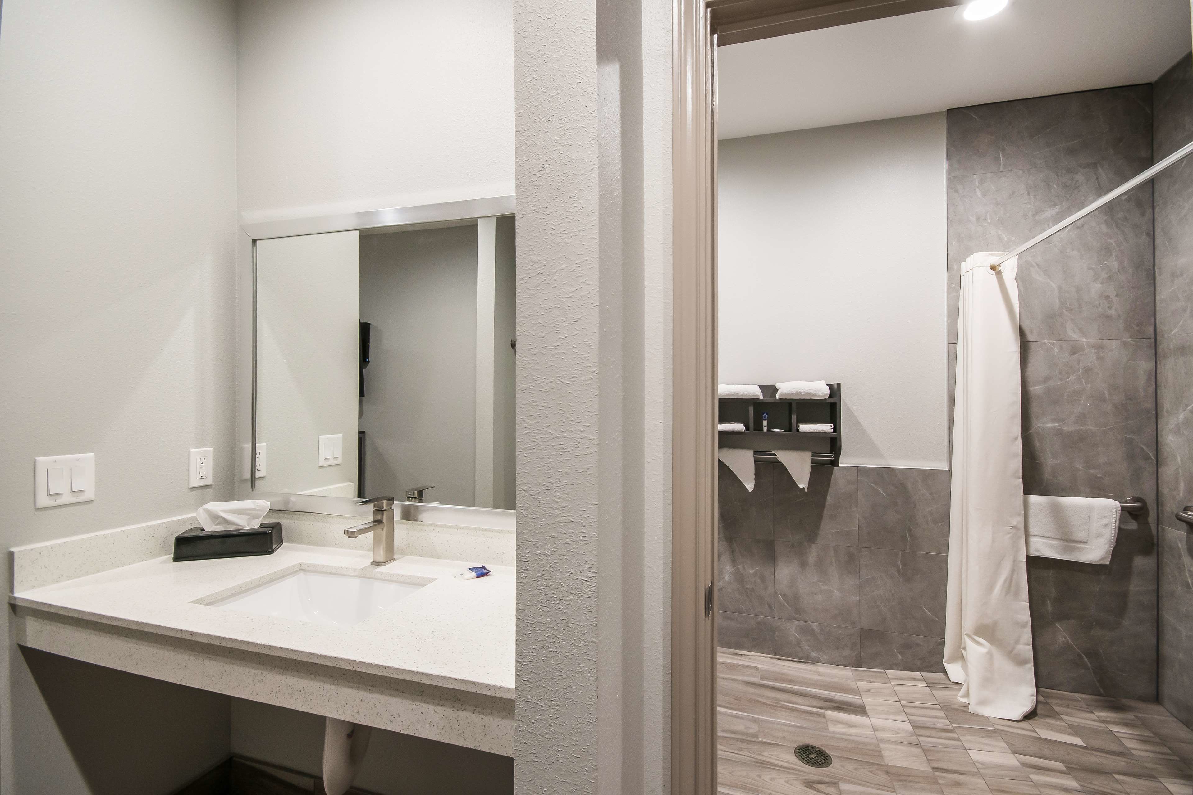 Photo - Americas Best Value Inn & Suites Northeast Houston Downtown I-610