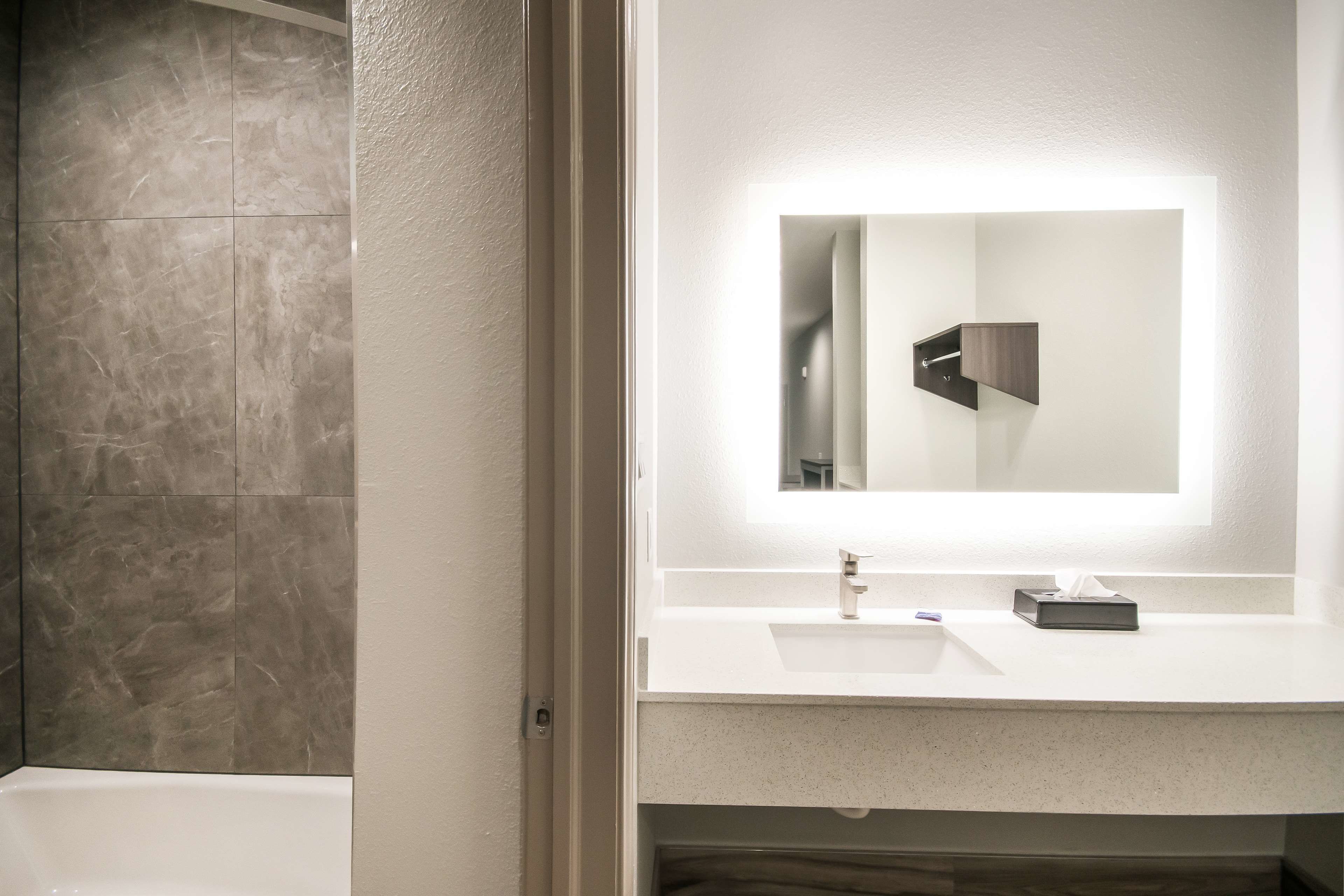 Photo - Americas Best Value Inn & Suites Northeast Houston Downtown I-610