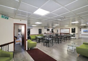 Coin salon dans le hall