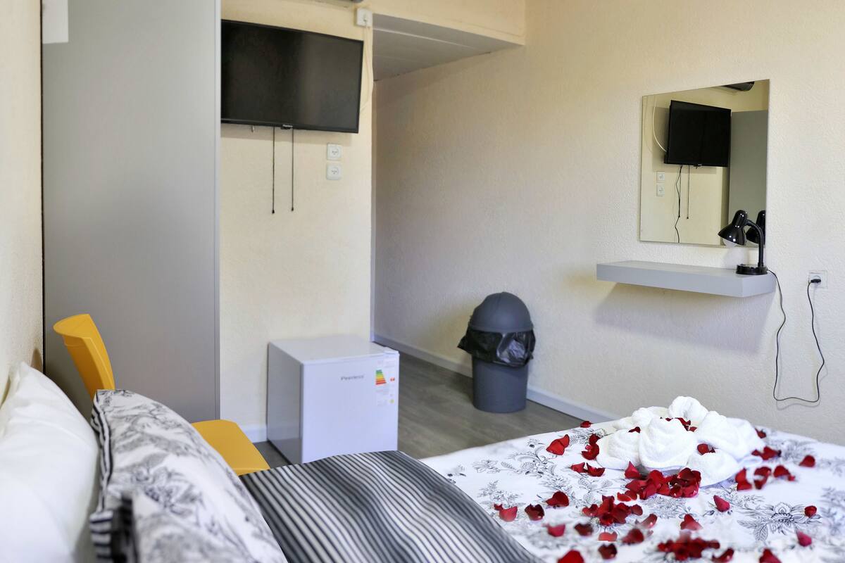 Comfort tweepersoonskamer, 1 queensize bed | Een bureau, verduisterende gordijnen, geluiddichte muren