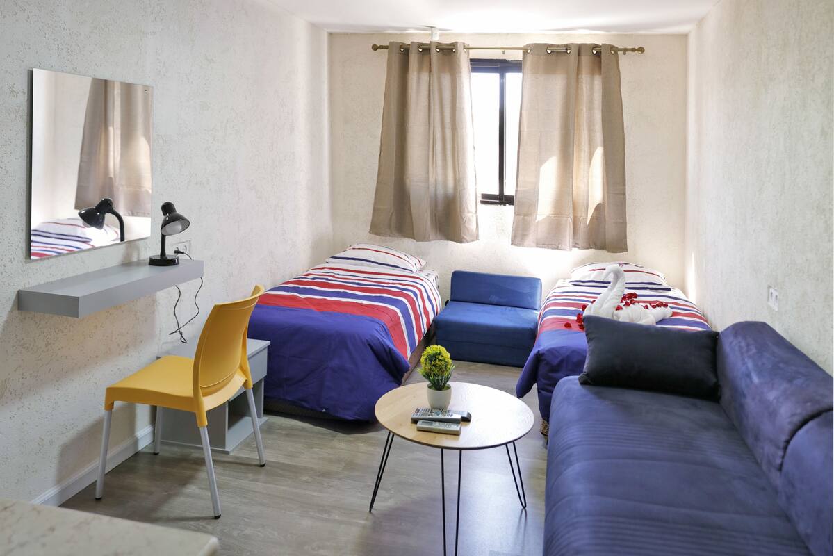 Comfort vierpersoonskamer | Een bureau, verduisterende gordijnen, geluiddichte muren