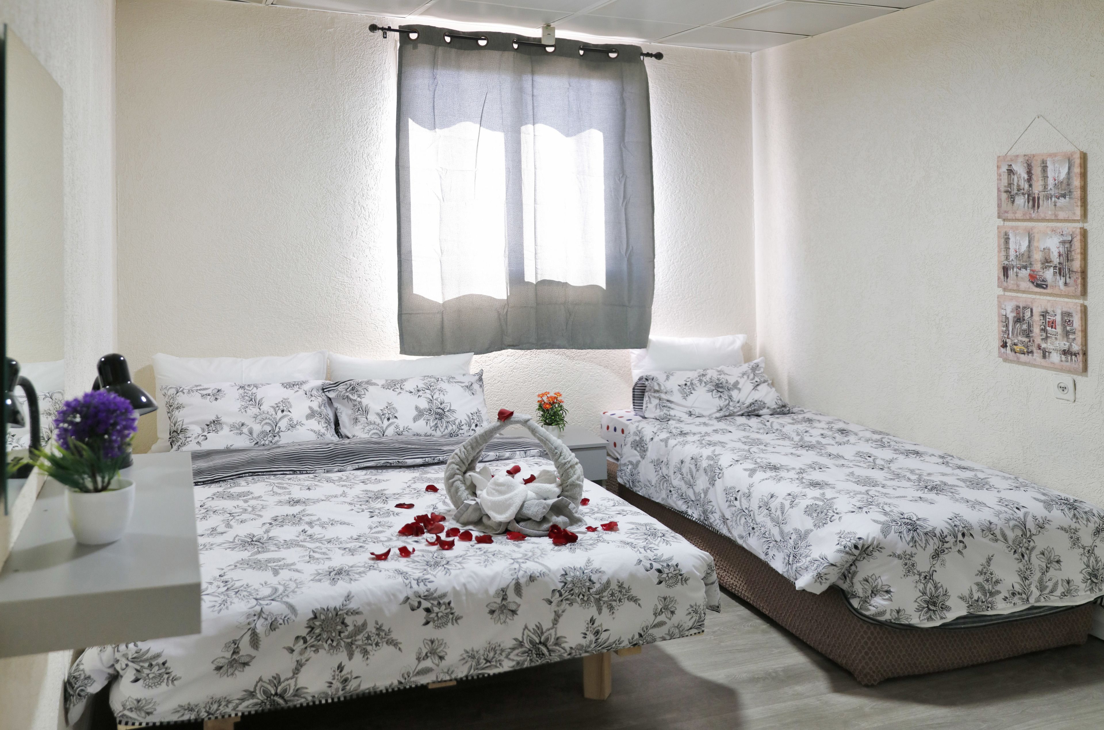 Comfort Triple Room | Desk, blackout curtains, soundproofing, iron/ironing board