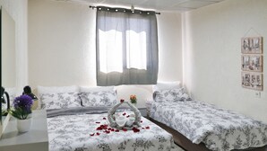 Phòng 3 tiện nghi đơn giản | Bàn, màn/rèm cản sáng, phòng cách âm, bàn ủi/dụng cụ ủi quần áo 