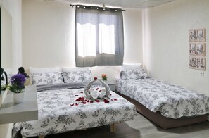 Comfort Triple Room | Desk, blackout drapes, soundproofing, iron/ironing board