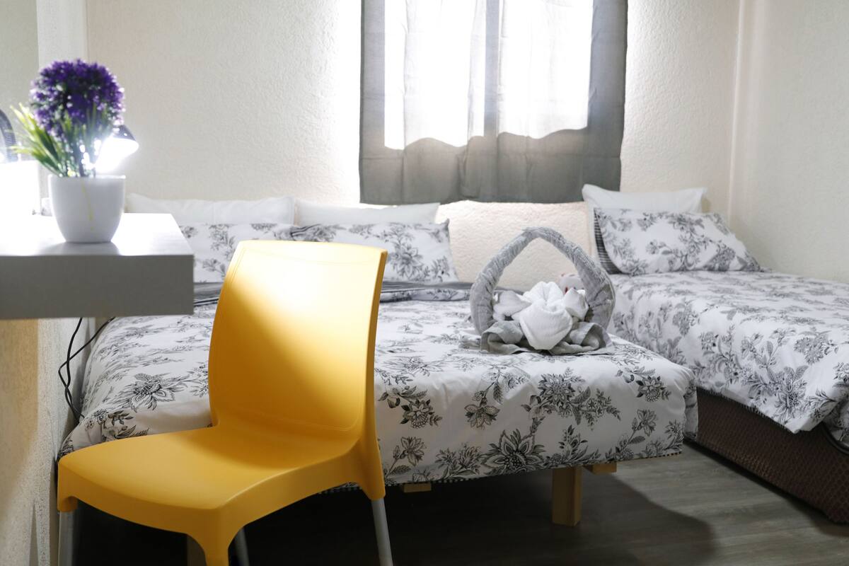Comfort driepersoonskamer | Een bureau, verduisterende gordijnen, geluiddichte muren