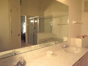 Casa estándar, 3 habitaciones, no fumadores | Baño | Ducha y bañera combinadas y toallas