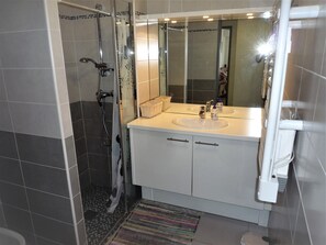 Douche, sèche-cheveux, bidet, savon