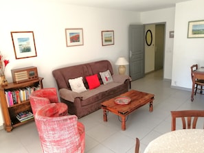 Smart TV, books - ππ ***** Seafront Premium Apartment β 65β―mΒ² β Elegance & Serenity (La Ciotat)