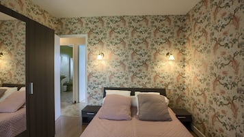 2 bedrooms, iron/ironing board, WiFi, bed sheets