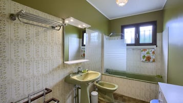 Baignoire, sĂšche-cheveux, bidet, serviettes fournies