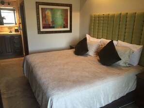 4 slaapkamers, een kluis op de kamer, een strijkplank/strijkijzer, wifi