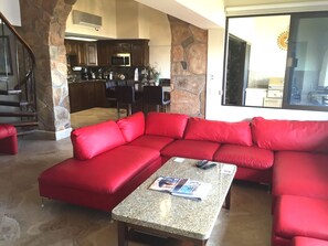 Een televisie, een dvd-speler en een stereo