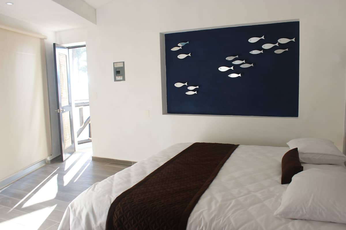 Comfort Room, 1 King Bed, Non Smoking | In-room safe, WiFi (free), bed sheets