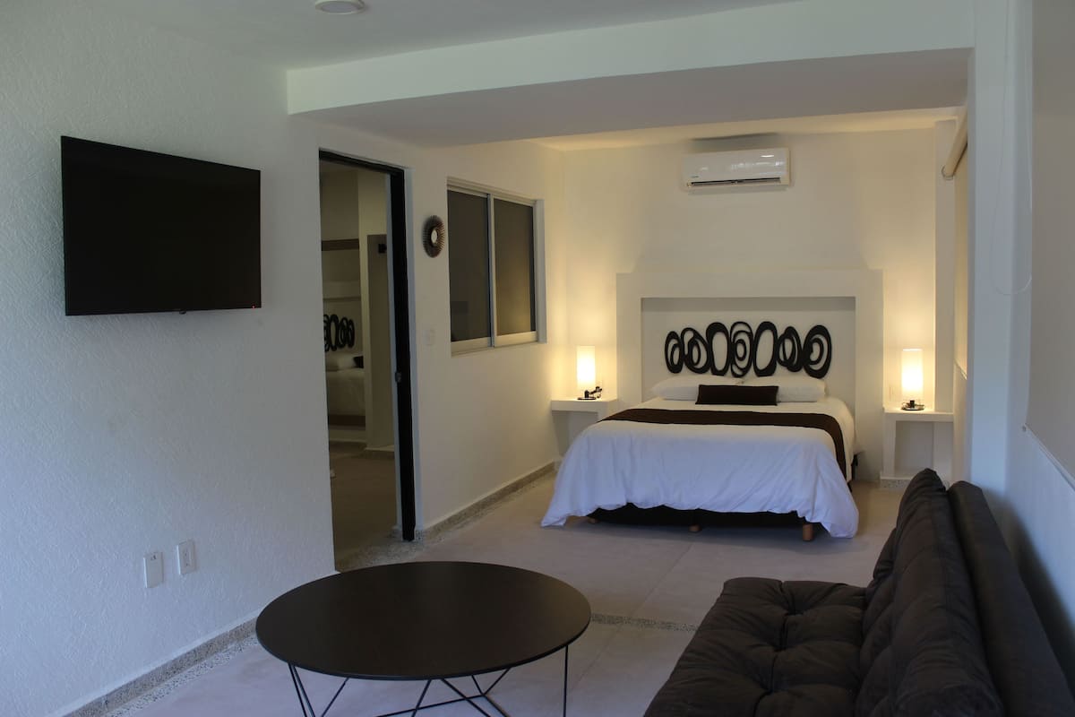 Junior Suite, Multiple Beds, Non Smoking | In-room safe, WiFi (free), bed sheets