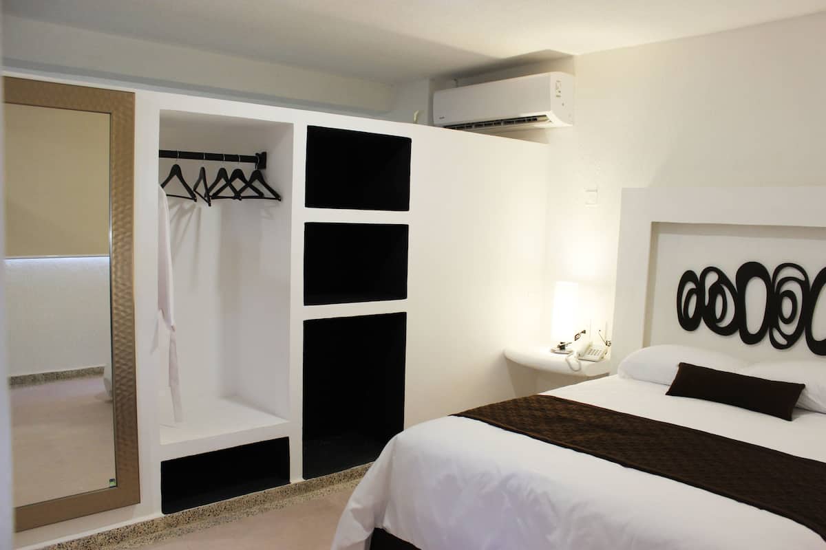 Deluxe Suite, Multiple Beds, Non Smoking | In-room safe, WiFi (free), bed sheets