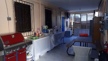 Standard Single Room, 1 Twin Bed, Non Smoking, Courtyard View | Shared kitchen facilities | Fridge, microwave, coffee/tea maker, electric kettle